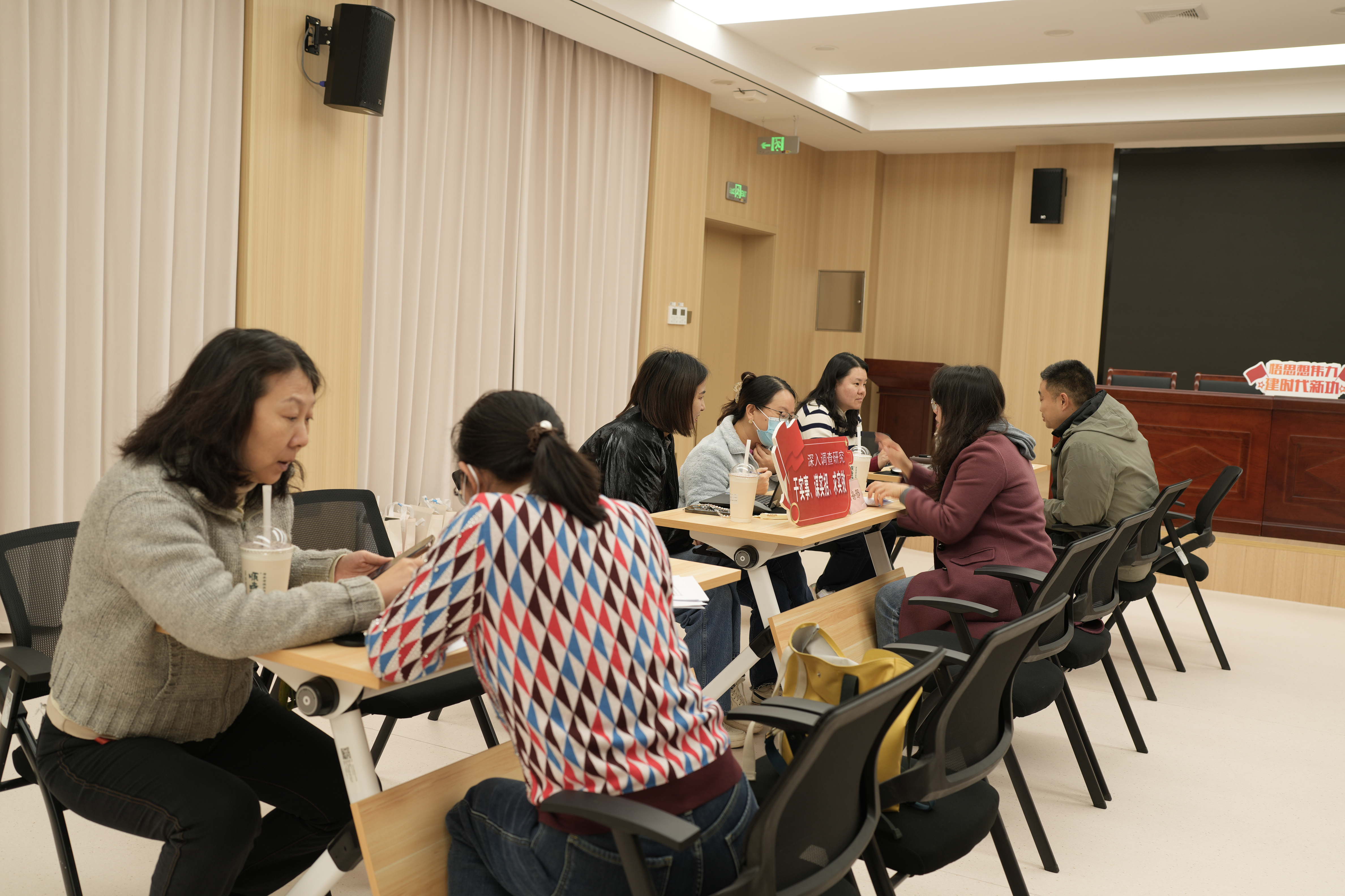 1765240584637176.jpg 我院职能部门党支部联合院团委开展“我为群众办实事”系列之“智慧集市”志愿服务活动两场 (1)_看图王.jpg