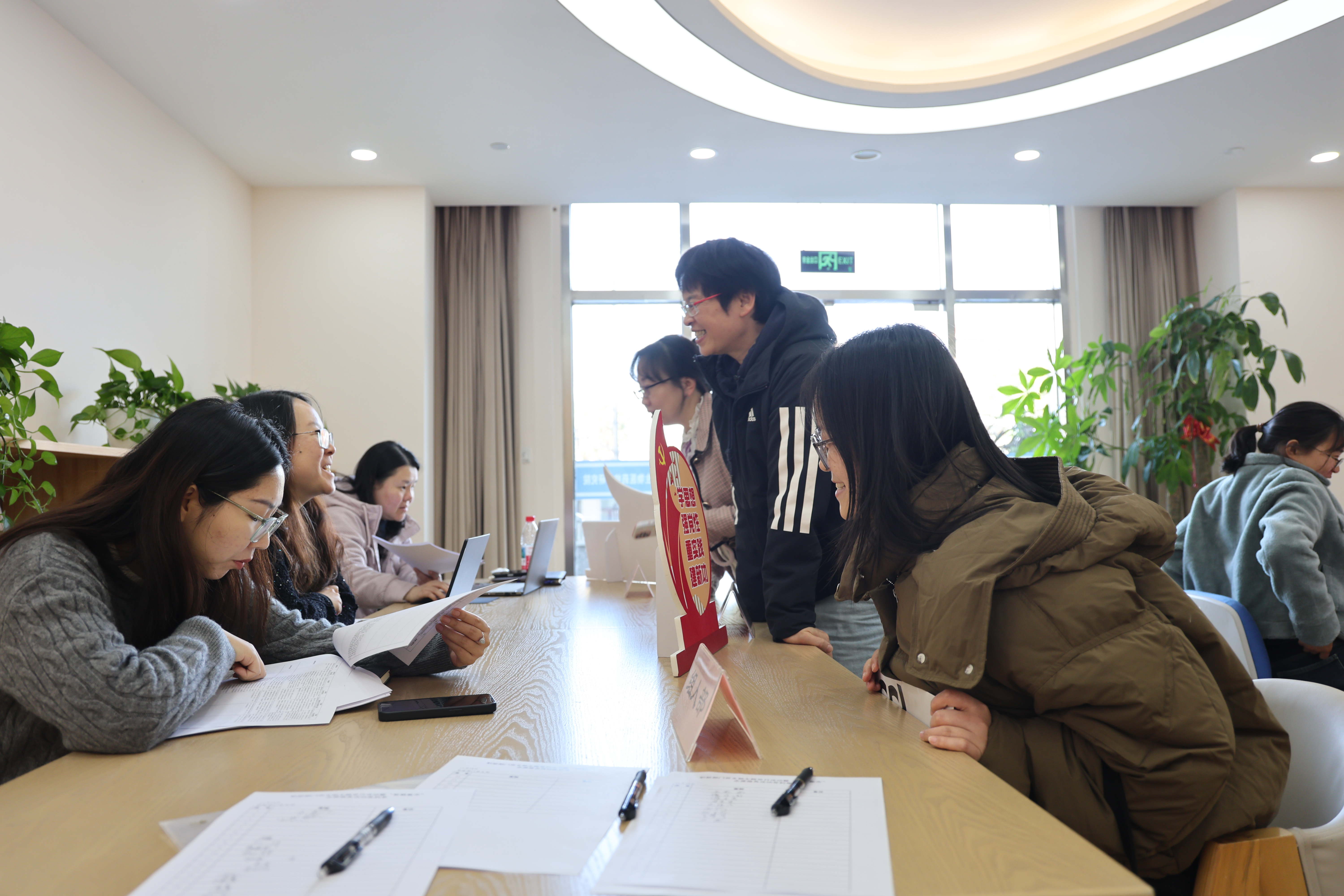 1765240592377046.jpg 我院职能部门党支部联合院团委开展“我为群众办实事”系列之“智慧集市”志愿服务活动两场 (2)_看图王.jpg